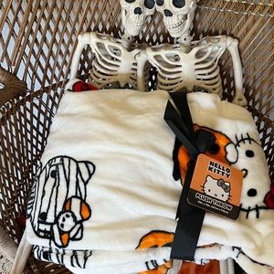 *VIRAL* Hello Kitty Halloween blanket